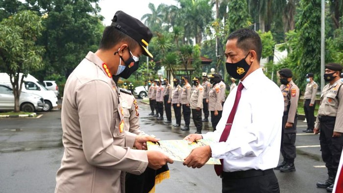 Kapolres Metro Bekasi Kombes Hendra Gunawan memberikan penghargaan ke Satuan Narkoba atas pengungkapan 12 Kg sabu. Foto dari Kasat Narkoba Polres Metro Bekasi Kompol Budi Setiadi.