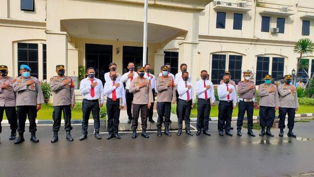 Kapolres Metro Bekasi Kombes Hendra Gunawan memberikan penghargaan ke Satuan Narkoba atas pengungkapan 12 Kg sabu. Foto dari Kasat Narkoba Polres Metro Bekasi Kompol Budi Setiadi.