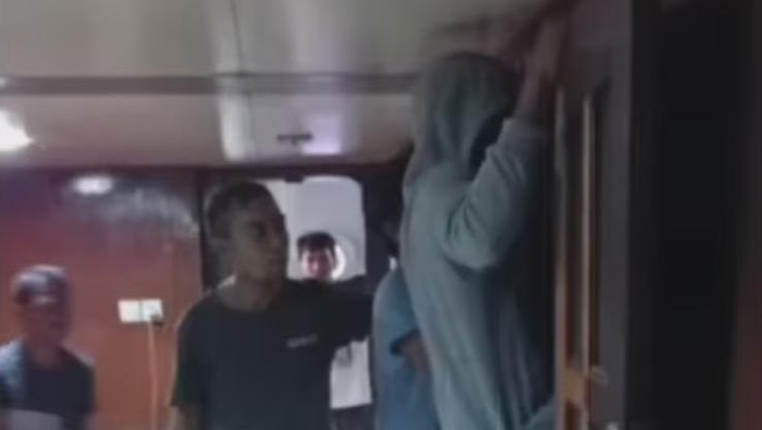 Kapten kapal dikeroyok massa karena diduga mencabuli mahasiswi yang magang menjadi ABK (Screenshot video viral)