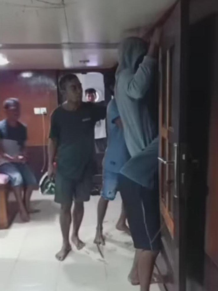 Kapten kapal dikeroyok massa karena diduga mencabuli mahasiswi yang magang menjadi ABK (Screenshot video viral)