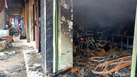 Api masih menyala di lantai dua maupun lantai dasar.