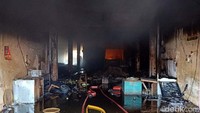 Titik api masih terlihat di beberapa tempat karena banyaknya plastik sehingga api sulit dipadamkan.