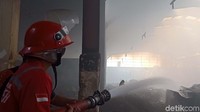 Petugas pemadam kebakaran terus berjibaku memadamkan api.