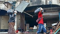 Sementara para pedagang berusaha menyelamatkan barang dagangannya.