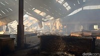 Kios milik pedagang sebagian besar hangus terbakar. Hanya sebagian kecil los yang berada di sisi selatan yang masih utuh.