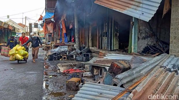 Kebakaran yang melanda Pasar Kota Banjarnegara hingga pagi ini belum berhasil dipadamkan. Api masih terlihat menyala di beberapa titik.