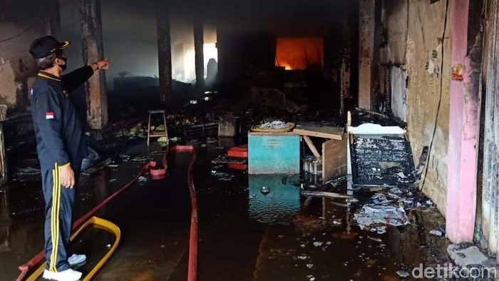 Kebakaran di Pasar Kota Banjarnegara Belum Padam Kebakaran yang melanda Pasar Kota Banjarnegara hingga pagi ini belum berhasil dipadamkan. Api masih terlihat menyala di beberapa titik.