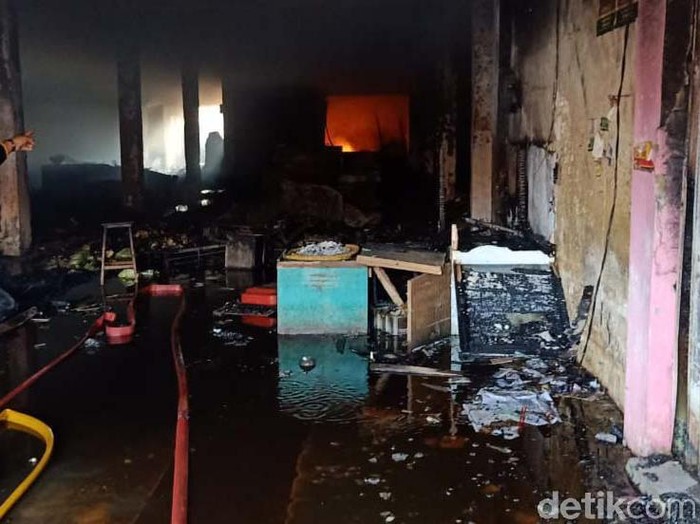 Kebakaran yang melanda Pasar Kota Banjarnegara hingga pagi ini belum berhasil dipadamkan. Api masih terlihat menyala di beberapa titik.