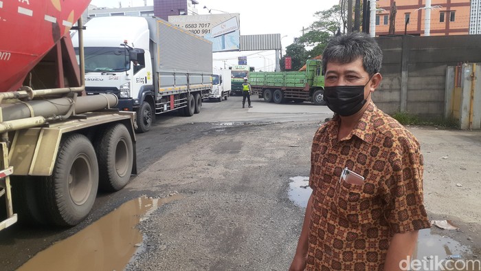 Kepala Subpelaksana Jalan dan Jembatan Wilayah Bekasi Dinas Bina Marga dan Penataan Ruang Jawa Barat (Jabar), Kankan Hidayat. (Afzal Nur Iman/detikcom)