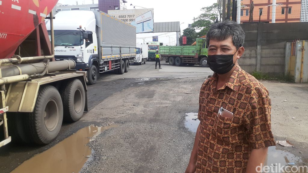Kepala Subpelaksana Jalan dan Jembatan Wilayah Bekasi Dinas Bina Marga dan Penataan Ruang Jawa Barat (Jabar), Kankan Hidayat. (Afzal Nur Iman/detikcom)