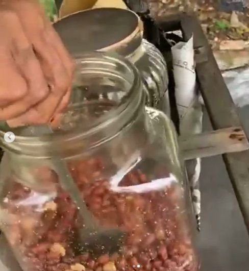 kisah kakek berusia 78 tahun di Banjarbaru, Kalimantan Selatan yang menjual kacang goreng di tengah kuburan.