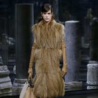 Fashion show koleksi busana Fendi Fall/Winter 2021 yang menjadi debut sang creative director Kim Jones F.oto: dok. Courtesy of Fendi. Foto: Dok. Fendi