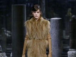 15 Koleksi Fendi Fall Winter 2021, Karya Perdana Kim Jones