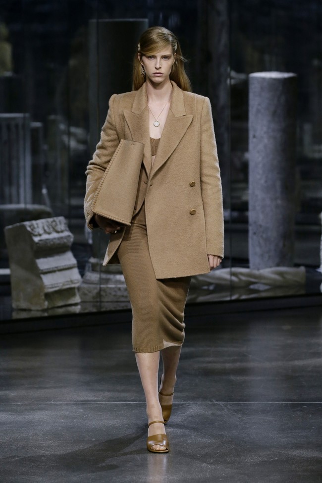 Fashion show koleksi busana Fendi Fall/Winter 2021 yang menjadi debut sang creative director Kim Jones F.oto: dok. Courtesy of Fendi. Foto: dok. Courtesy of Fendi.