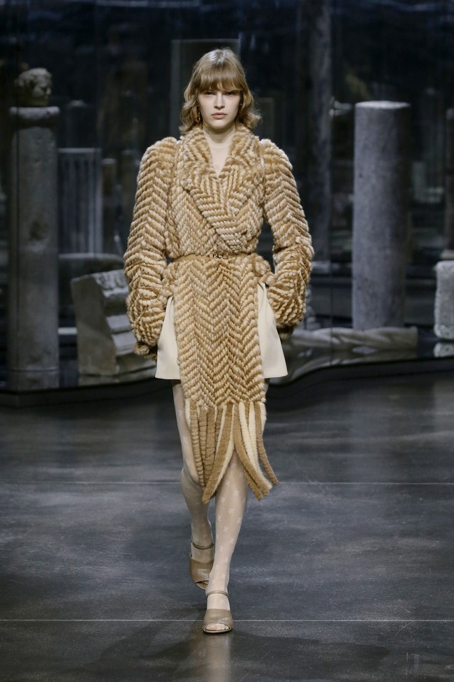 Fashion show koleksi busana Fendi Fall/Winter 2021 yang menjadi debut sang creative director Kim Jones F.oto: dok. Courtesy of Fendi. Foto: dok. Courtesy of Fendi.