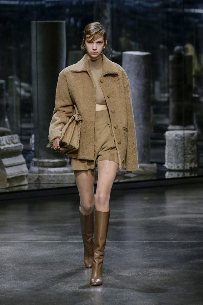 Fashion show koleksi busana Fendi Fall/Winter 2021 yang menjadi debut sang creative director Kim Jones. Foto: dok. Courtesy of Fendi.