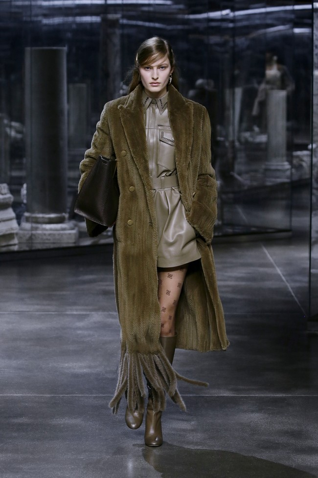 Fashion show koleksi busana Fendi Fall/Winter 2021 yang menjadi debut sang creative director Kim Jones.  Foto: dok. Courtesy of Fendi.