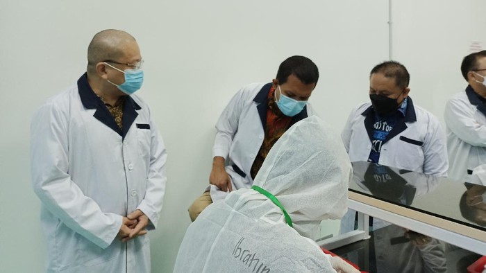 Komisi IX DPR RI mengunjungi pabrik alat swab antigen di Jakbar