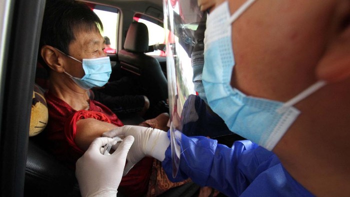 Pos Pelayanan Vaksinasi Drive Thru diresmikan di Cengkareng. Layanan ini dikhususkan bagi Lansia yang memiliki KTP DKI Jakarta.