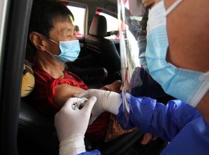 Lansia DKI Kini Bisa Vaksinasi COVID-19 secara Drive Thru