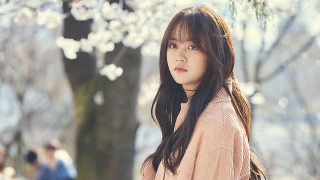 Aktris wanita satu ini kerap diperebutkan dua cowok tampan hingga dijuluki “spesialis cinta segitiga.” Misalnya peran Kim So Hyun di drama Korea Who Are You: School 2015, Love Alarm, River Where the Moon Rises, The Tale of Nokdu, dan Radio Romance. Foto: dok. Netflix