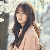 Aktris wanita satu ini kerap diperebutkan dua cowok tampan hingga dijuluki “spesialis cinta segitiga.” Misalnya peran Kim So Hyun di drama Korea Who Are You: School 2015, Love Alarm, River Where the Moon Rises, The Tale of Nokdu, dan Radio Romance. Foto: dok. Netflix