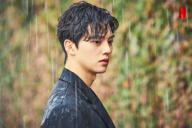 Wajah Song Kang juga banyak diminati pasien operasi plastik. Bintang serial ‘Love Alarm’ ini disebut memiliki wajah perpaduan antara Cha Eun Woo dan Yook Sungjae. Foto: dok. Netflix