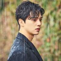 Wajah Song Kang juga banyak diminati pasien operasi plastik. Bintang serial ‘Love Alarm’ ini disebut memiliki wajah perpaduan antara Cha Eun Woo dan Yook Sungjae. Foto: dok. Netflix