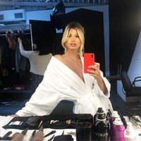 Maggie yang dulunya adalah perawat onkologi anak sudah tidak aktif bekerja di rumah sakit tapi belakangan ia sering membantu dalam kegiatan-kegiatan amal. Editor majalah pun menganggap sebagai contoh nyata bahwa tidak pernah terlambat untuk memberi pada komunitas. Foto: Instagram @maggierawlins