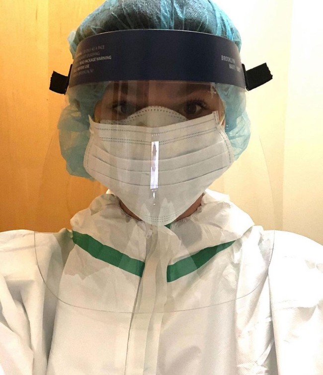 Dalam wawancara, Maggie pun bicara mengenai keputusannya menjadi perawat COVID-19. Aku merasa semua orang punya tugas dan tanggung jawab selama pandemi. Karena aku punya lisensi perawat aktif, aku merasa itu adalah hal yang tepat. Apalagi di New York City. Kota ini sudah sangat baik denganku dan aku ingin berbalas budi, tuturnya kepada People. Foto: Instagram @maggierawlins