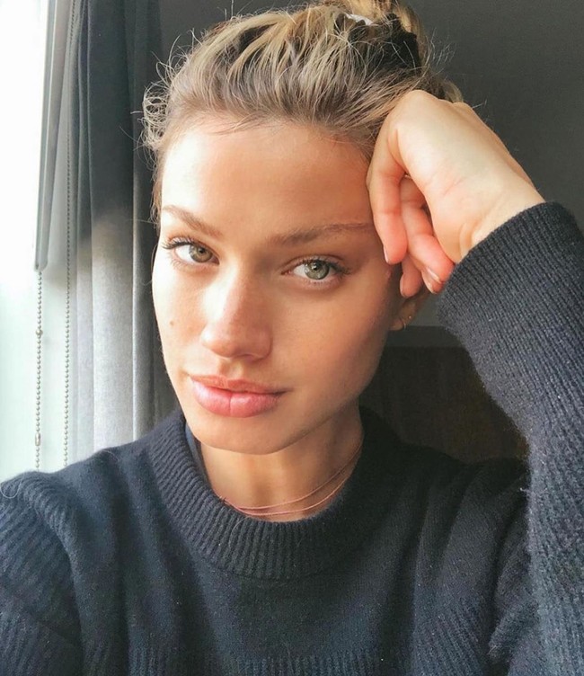 Aku lihat keduanya bisa jalan bersama. Melalui modeling aku punya wadah yang bagus untuk meningkatkan kewaspadaan untuk hal-hal yang aku peduli. Timku di The Lions Talent Management selalu mendukung. Penting untuk punya orang-orang yang mendukung. Aku selalu menjaga lisensi perawatku tetap aktif jadi aku bisa voluntir dengan OneWorld Health dan ikut saat dibutuhkan, tutur Maggie. Foto: Instagram @maggierawlins