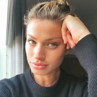 Aku lihat keduanya bisa jalan bersama. Melalui modeling aku punya wadah yang bagus untuk meningkatkan kewaspadaan untuk hal-hal yang aku peduli. Timku di The Lions Talent Management selalu mendukung. Penting untuk punya orang-orang yang mendukung. Aku selalu menjaga lisensi perawatku tetap aktif jadi aku bisa voluntir dengan OneWorld Health dan ikut saat dibutuhkan, tutur Maggie. Foto: Instagram @maggierawlins