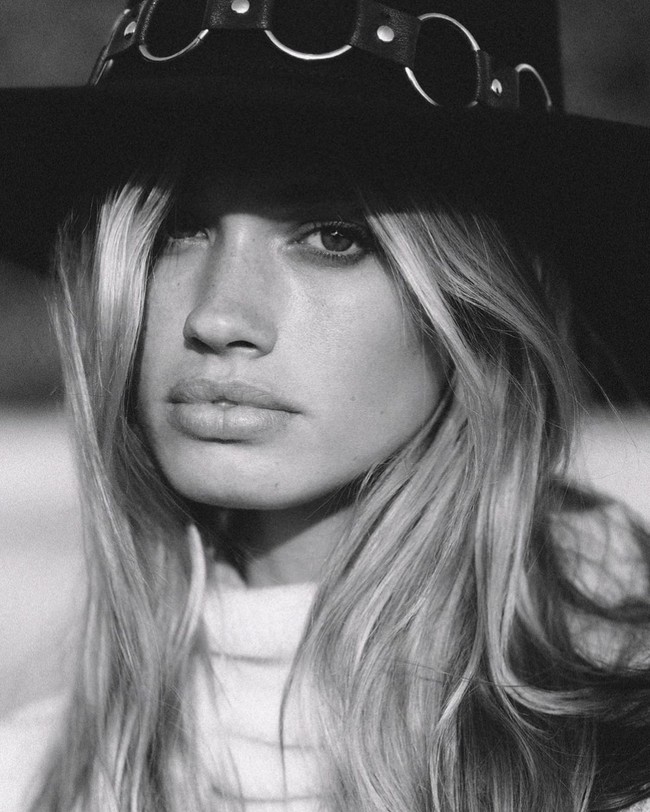 Meski begitu hingga kini, Maggie masih sering melakukan kerja voluntir. Hal tersebut juga dibarengi dengan pekerjaan modeling. Foto: Instagram @maggierawlins