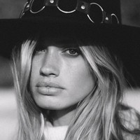 Meski begitu hingga kini, Maggie masih sering melakukan kerja voluntir. Hal tersebut juga dibarengi dengan pekerjaan modeling. Foto: Instagram @maggierawlins