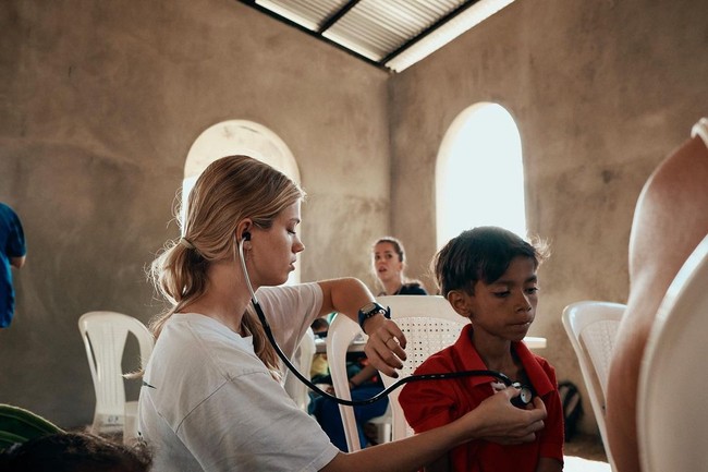 Diakui Maggie bahwa ia memiliki ketakutan tersendiri saat menjadi perawat di tengah pandemi global. Namun menyaksikan sesama petugas kesehatan saling membantu dalam mengatasi krisis adalah pengalaman yang menakjubkan. Foto: Instagram @maggierawlins