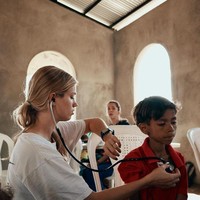 Diakui Maggie bahwa ia memiliki ketakutan tersendiri saat menjadi perawat di tengah pandemi global. Namun menyaksikan sesama petugas kesehatan saling membantu dalam mengatasi krisis adalah pengalaman yang menakjubkan. Foto: Instagram @maggierawlins