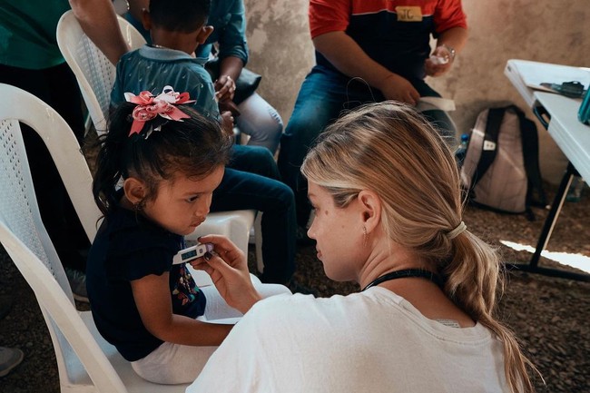 Aku tidak banyak waktu untuk memproses emosiku. Aku hanya fokus pada setiap orang yang ada di depanku, memastikan kebutuhan mereka terpenuhi. Di akhir tugasku, aku akan pulang kelelahan, istirahat, lalu bangun, dan melakukannya lagi. Aku hanya di sana selama tiga minggu aku ingin semua orang mengingat bahwa kebanyakan perawat masih di sana membuat pengorbanan, kata Magie. Foto: Instagram @maggierawlins
