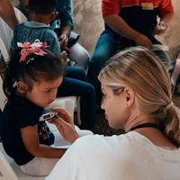 Aku tidak banyak waktu untuk memproses emosiku. Aku hanya fokus pada setiap orang yang ada di depanku, memastikan kebutuhan mereka terpenuhi. Di akhir tugasku, aku akan pulang kelelahan, istirahat, lalu bangun, dan melakukannya lagi. Aku hanya di sana selama tiga minggu aku ingin semua orang mengingat bahwa kebanyakan perawat masih di sana membuat pengorbanan, kata Magie. Foto: Instagram @maggierawlins