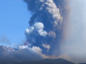 Melihat Lebih Dekat Semburan Lava Pijar Gunung Etna Italia