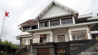 Dekat di pintu masuk, berdiri megah villa Bima Shakti yang diyakini sebagai tempat Soekarno singgah dan beristirahat jika berkunjung ke Malang. Villa yang didominasi cat putih dan hitam ini mempunyai taman di depannya, ada juga air mancur kecil yang menambah asri taman ini. 