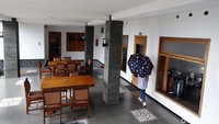 Di depan kamar-kamar tersebut, terdapat bangku dan kursi yang kental dengan nuansa vintage.