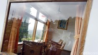 Selain kamar tidur, foto Bung Karno juga ditempatkan di bagian depan kamar yang tampaknya menjadi ruang tengah dengan meja dan kursi yang menghadap panorama malang. Pengelola seperti merawat dengan baik villa dan mempertahankannya seotentik mungkin hingga aroma tua dari perabot jadul ini tercium di mana-mana.