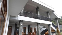 Naik lagi ke lantai atas, tampak serupa, namun kali ini terdapat aula dan ruang rapat. Tidak ada penghuni yang menginap di villa ini. Kendati dari berbagai sumber menyebutkan, villa ini pun disewakan untuk para pengunjung. 
