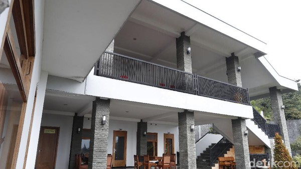Naik lagi ke lantai atas, tampak serupa, namun kali ini terdapat aula dan ruang rapat. Tidak ada penghuni yang menginap di villa ini. Kendati dari berbagai sumber menyebutkan, villa ini pun disewakan untuk para pengunjung. Naik lagi ke lantai atas, tampak serupa, namun kali ini terdapat aula dan ruang rapat. Tidak ada penghuni yang menginap di villa ini. Kendati dari berbagai sumber menyebutkan, villa ini pun disewakan untuk para pengunjung.