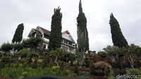 Bagi Anda yang hendak berkunjung ke Selecta, jangan lupa menengok villa ini ya. Tempat wisata legendaris Selecta tetap buka di tengah pandemi tetapi dengan menerapkan protokol kesehatan. Walau demikian, pandemi tetaplah menghantam keras sektor pariwisata Malang yang dibuktikan dengan sepi pengunjung ke Selecta. 