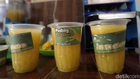 Selain susu, Memi juga membuat puding dari jagung.