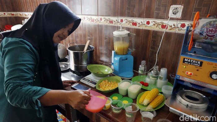 Mencari Cuan Lewat Susu Jagung Manis Para ibu makin kreatif mencari pundi rupaih di tengah pandemi COVID-19 ini. Seperti yang dilakukan Sukemi (40), warga Malang, Jawa Timur dengan membuat susu jagung.