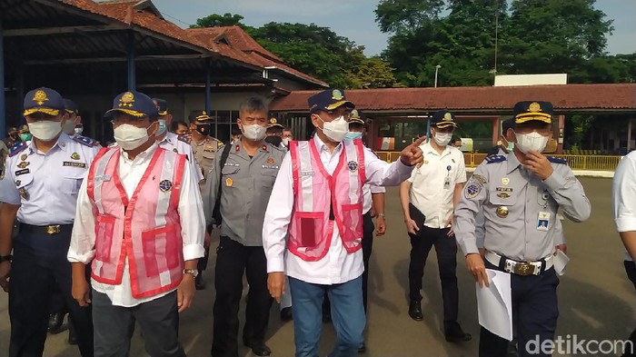 Menhub Budi Karya saat meninjau Terminal Harjamukti