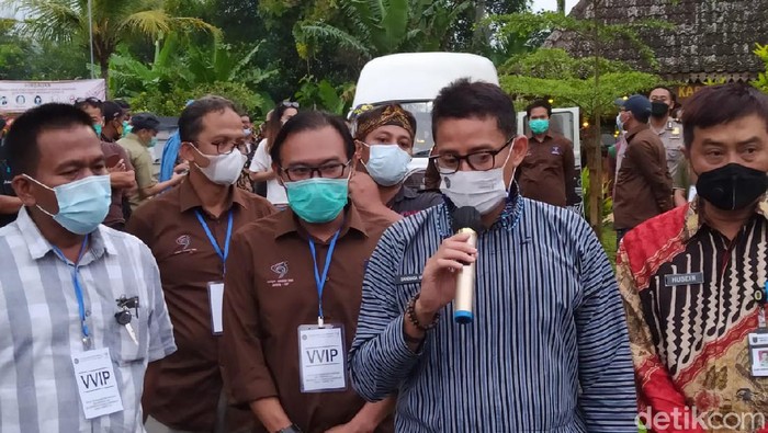 Menprekraf Sandiaga Uno di Desa Wisata Karangrejo, Magelang, Jateng, Jumat (12/3/2021).