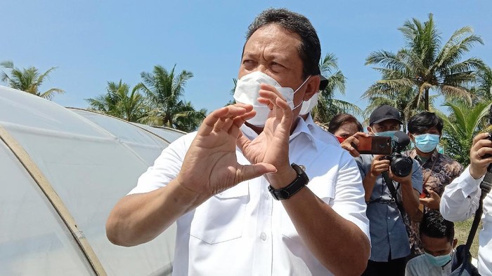 Menteri Kelautan dan Perikanan Sakti Wahyu Trenggono kunjungan kerja di Kampung Garam, Kebumen, Jawa Tengah